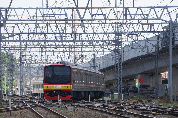 Diduga Kelelahan Penumpang KRL Mendadak Pingsan di Stasiun Matraman – Aksara Lokal Diduga Kelelahan, Penumpang KRL Mendadak Pingsan di Stasiun Matraman