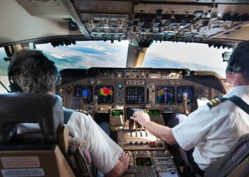 Pesawat Hilang Kontak: 11 Jiwa Terancam di Udara