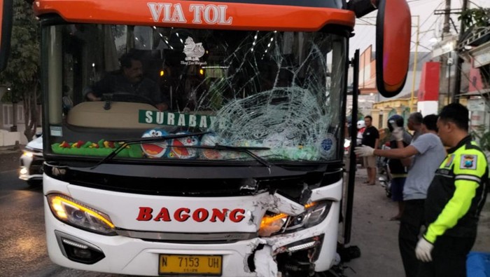 Kecelakaan Maut PCX Kediri Pelajar Tewas Saat Boncengkan Ibunya – Aksara Lokal Kecelakaan Maut PCX Kediri, Pelajar Tewas Saat Boncengkan Ibunya