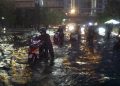 Tragis! Sopir Tewas Terjebak Banjir Grogol, Identitas Terkuak, Lalin Lumpuh.