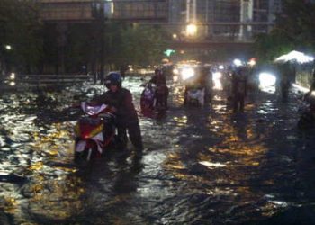 Tragis! Sopir Tewas Terjebak Banjir Grogol, Identitas Terkuak, Lalin Lumpuh.