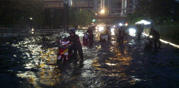 Tragis Sopir Tewas Terjebak Banjir Grogol Identitas Terkuak Lalin Lumpuh – Aksara Lokal Tragis! Sopir Tewas Terjebak Banjir Grogol, Identitas Terkuak, Lalin Lumpuh.