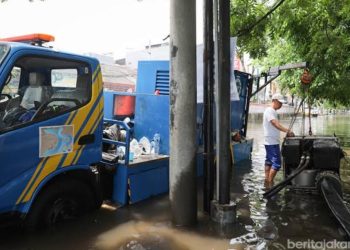 Geger Cakung! Tembok 30 Meter Ambruk, Saluran Air Lumpuh