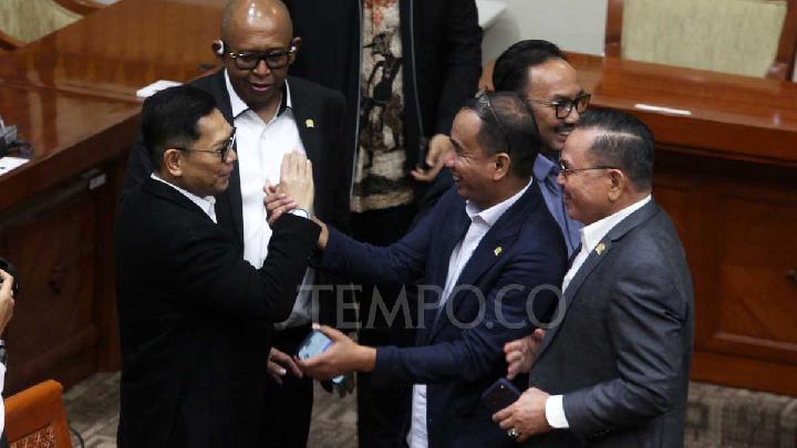 Prabowo Angkat Adies Kadir Ini Hakim MK Terbaru – Aksara Lokal Prabowo Angkat Adies Kadir: Ini Hakim MK Terbaru!