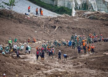 Evakuasi Korban Longsor Cisarua Terhambat Cuaca Ekstrem!