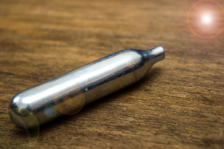 Waspada Bahaya Fatal Penyalahgunaan Gas Tertawa yang Sedang Viral – Aksara Lokal Waspada Bahaya Fatal Penyalahgunaan Gas Tertawa yang Sedang Viral