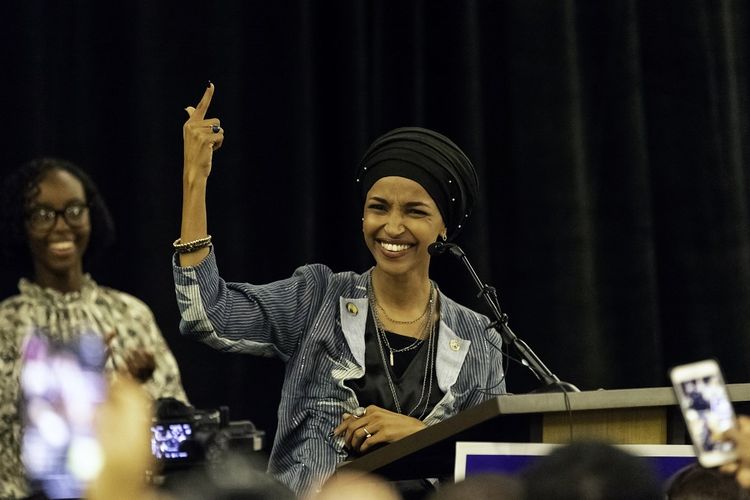 Ilhan Omar Disiram Cairan Misterius DPR AS Murka – Aksara Lokal Ilhan Omar Disiram Cairan Misterius, DPR AS Murka