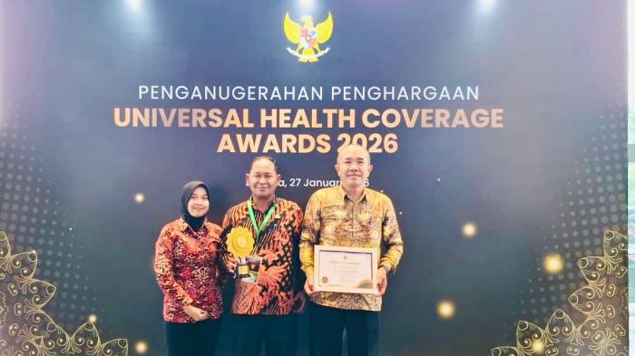 HSU Kembali Raih UHC Award Bukti Komitmen Layanan Kesehatan Terbaik – Aksara Lokal HSU Kembali Raih UHC Award, Bukti Komitmen Layanan Kesehatan Terbaik