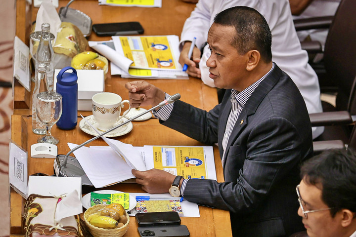 Golkar Milik Rakyat Perempuan Pimpin DPR Bahlil Ungkap Rahasia – Aksara Lokal Golkar Milik Rakyat: Perempuan Pimpin DPR, Bahlil Ungkap Rahasia