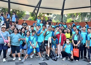 Berikut beberapa pilihan:

1.  Kekerasan Hancurkan Pendidikan: Ancaman Masa Depan Bangsa.
2.  Pendidikan Terancam: Kekerasan Merusak Martabat dan Kualitas.
3.  Darurat! Kekerasan Bobrokkan Martabat Pendidikan.
4.  Kekerasan di Sekolah: Noda Hitam Martabat Pendidikan.
5.  Martabat Pendidikan Runtuh? Ini Dampak Kekerasan.