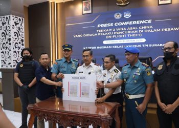 Dua WN China Curi Uang Penumpang Pesawat Jakarta-Surabaya