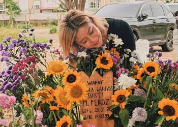 Awkarin Ungkap Permintaan Maaf Haru Saat Ziarah ke Makam Mendiang