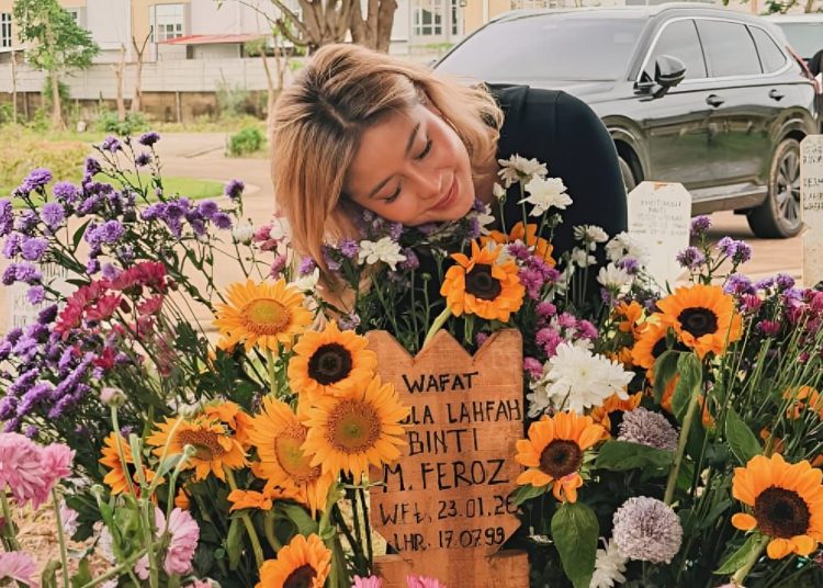 Awkarin Ungkap Permintaan Maaf Haru Saat Ziarah ke Makam Mendiang