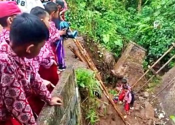 Miris! Siswa SD Lewati Jembatan Rusak, Bupati Pandeglang Bertindak.