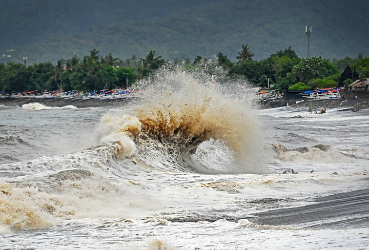 Bibit Siklon 98P Menguat BMKG Peringatkan Potensi Bahaya – Aksara Lokal Bibit Siklon 98P Menguat: BMKG Peringatkan Potensi Bahaya