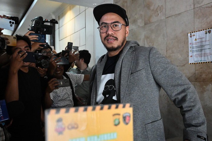 Reaksi Menohok Pandji Pragiwaksono Soal Gibran dan Polemik Mens Rea – Aksara Lokal Reaksi Menohok Pandji Pragiwaksono Soal Gibran dan Polemik Mens Rea