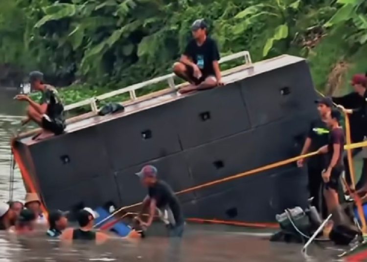 Perahu Sound Horeg karam saat tradisi Nyadran di Sidoarjo – Aksara Lokal Perahu Sound Horeg karam saat tradisi Nyadran di Sidoarjo