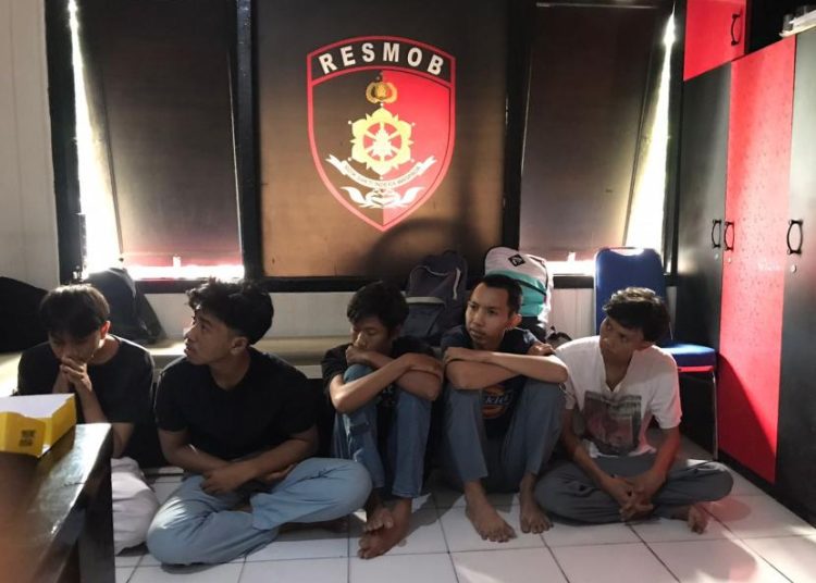 Polisi Ringkus 6 Pemuda Pelaku Tawuran di Amil Buncit Raya – Aksara Lokal Polisi Ringkus 6 Pemuda Pelaku Tawuran di Amil Buncit Raya