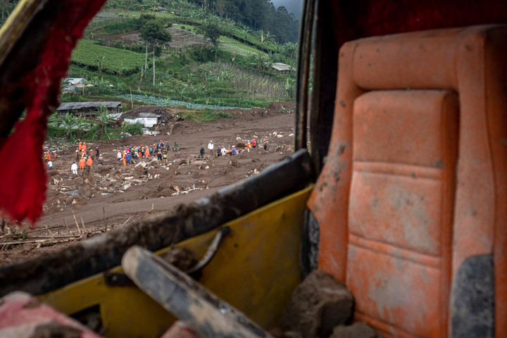 Cisarua Longsor 6 Hari Cari Korban Harapan Terus Menyala – Aksara Lokal Cisarua Longsor: 6 Hari Cari Korban, Harapan Terus Menyala