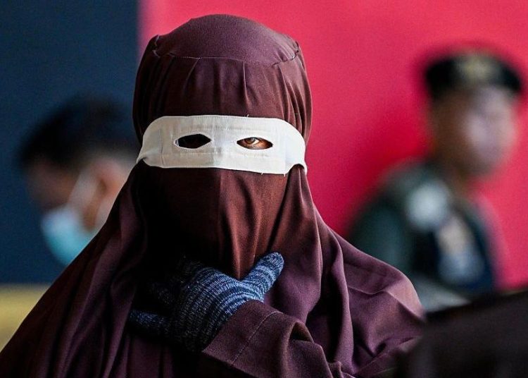 Aceh Gempar: Polisi Syariah Dicambuk, Wanita 140 Kali!