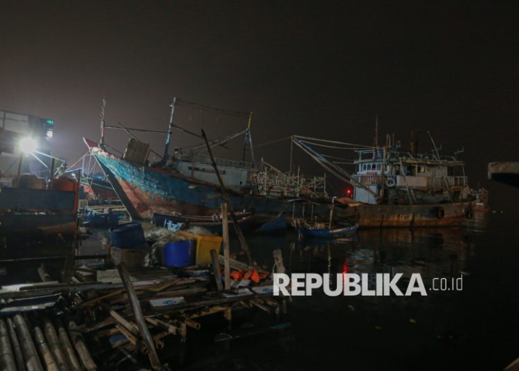 Muara Angke Membludak, Polairud Polda Metro Jaya Tertibkan Alur Pelayaran