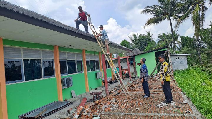 SMP Kalasan Rusak Diterjang Badai Siswa Terpaksa Belajar Daring – Aksara Lokal SMP Kalasan Rusak Diterjang Badai, Siswa Terpaksa Belajar Daring