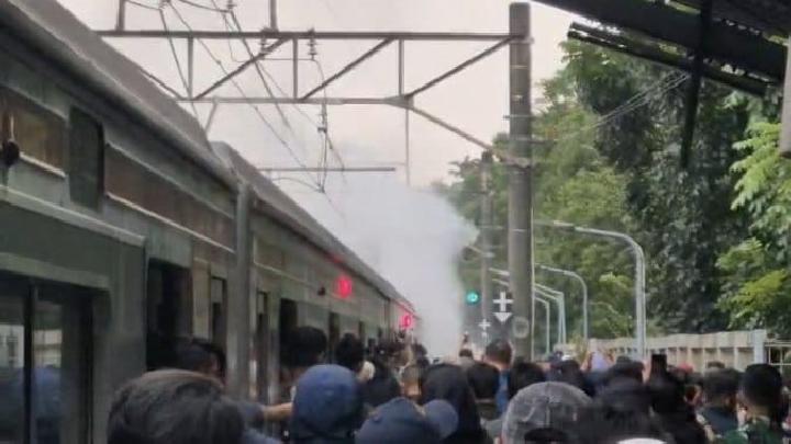 KRL Asap Stasiun Pancasila Penumpang Panik Penyebab Misteri – Aksara Lokal KRL Asap Stasiun Pancasila: Penumpang Panik, Penyebab Misteri?