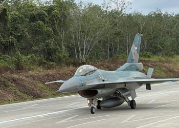 Heboh! Dua Jet Tempur Uji Coba Mendarat di Tol Lampung.