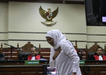 Khofifah Tegas Bantah Fee Ijon di Sidang Korupsi Dana Hibah