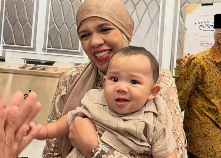 Potret Gemas Tedak Siten Baby Arash Aaliyah Thariq Bahagia – Aksara Lokal Potret Gemas Tedak Siten Baby Arash: Aaliyah Thariq Bahagia!
