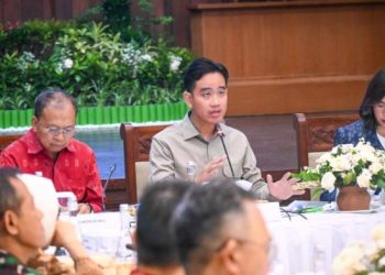 Gibran Blusukan Pasar: Pedagang Curhat Cabai Naik, Pemkot Subsidi!