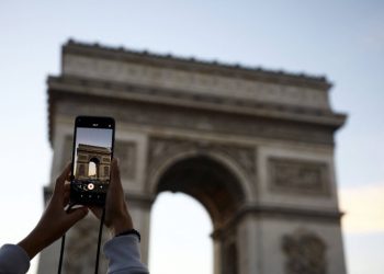 Polisi Paris Tembak Mati Penikam di Arc de Triomphe