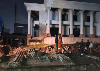 Detik-detik Tembok 5 Meter Ambruk Menimpa SMPN 182 Jakarta Selatan