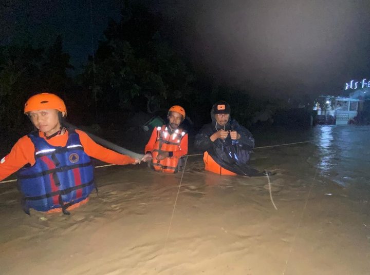 Banjir Terjang Semarang! Alarm Meraung, Kota Terendam Total