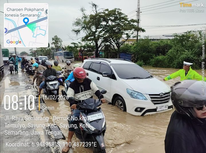 Banjir Pantura Semarang-Demak Kendaraan Mengular Macet Parah – Aksara Lokal Banjir Pantura Semarang-Demak: Kendaraan Mengular, Macet Parah!