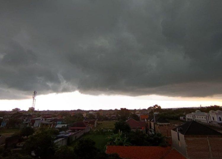 BMKG: Bali-Jatim Siaga Cuaca Ekstrem, Hujan Lebat 13 Februari 2026