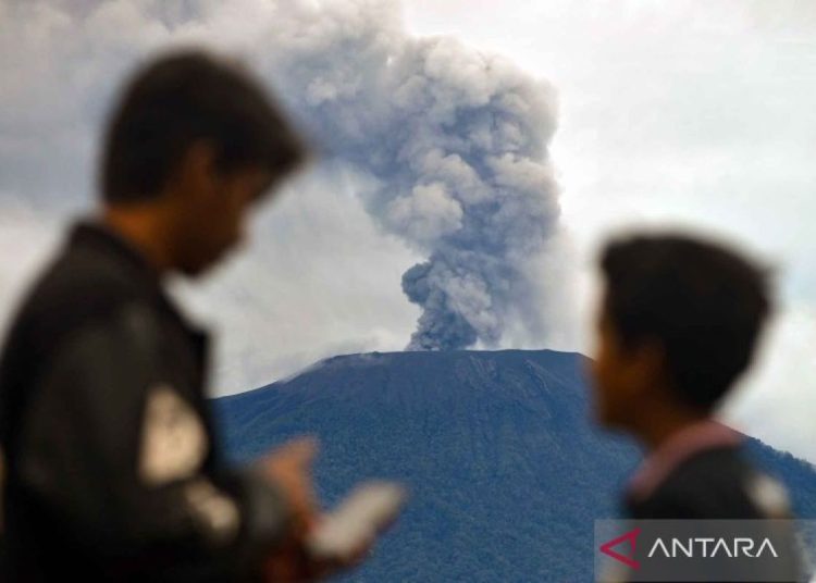 Marapi Meletus 3x Sehari! Warga Saksikan Pijar, Dentuman & Abu 3000m