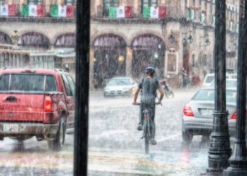 Waspada! Hujan Petir Landa 7 Wilayah Jatim 12 Februari 2026