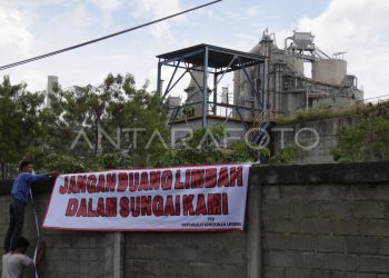 Waspada! Sungai Jaletreng Tercemar Pestisida Usai Kebakaran Pabrik