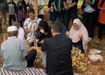 Mengenang Juwono Sudarsono: Isak Tangis Keluarga dan Penghormatan Terakhir Sjafrie Sjamsoeddin di TMP Kalibata