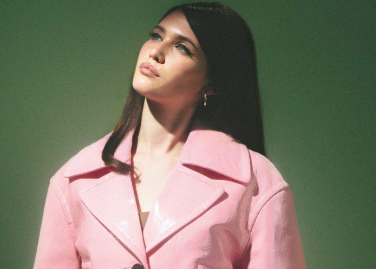 Makna dan Terjemahan Lirik ‘The Visitor’ oleh Sienna Spiro: Mengapa Kita Merasa Sementara?