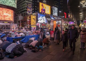 Fenomena! Tarawih di Times Square New York Gemparkan Dunia