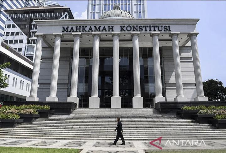 MK Didesak Larang Keluarga Presiden Nyalon Pilpres – Aksara Lokal MK Didesak: Larang Keluarga Presiden Nyalon Pilpres!