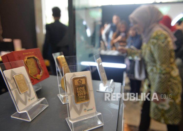 Harga emas Antam Jumat ini naik tipis, kini Rp 3,045 juta per gram