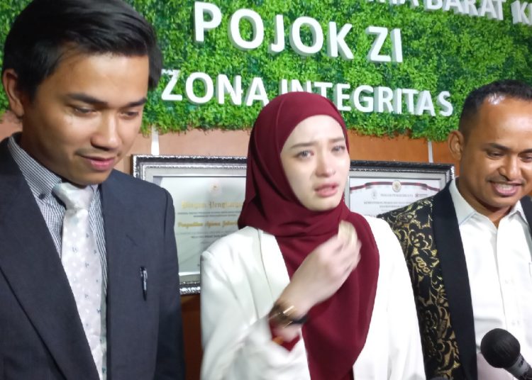 ARTIS HEBOH! Inara Rusli, Vicky Wajib Bayar Rp 700 Juta!