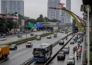 Waspada! Hujan Jakarta, Transjakarta Sesuaikan Rute & Jadwal