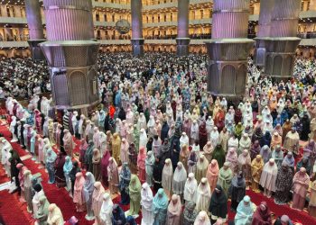 Jemaah Luar Kota Padati Tarawih Perdana di Masjid Istiqlal