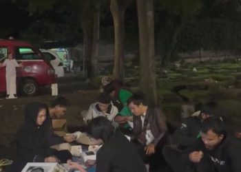 Karina Ranau Sahur Perdana di Makam Epy Kusnandar: Momen Haru