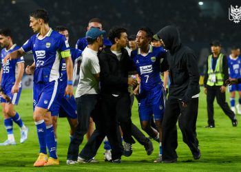 Kronologi Wartawan Thailand Kena Amuk Bobotoh Saat Pitch Invasion