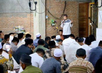Momen Khidmat Kasatgas Tito Salat Tarawih Bareng Warga Aceh Tamiang